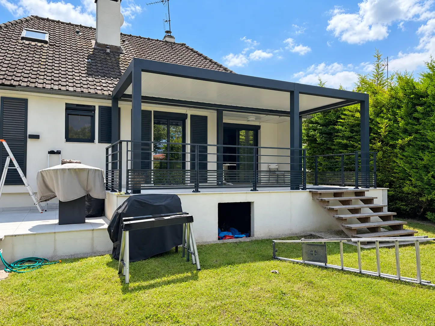 Terrasse couverte par une structure aluminium avec garde-corps